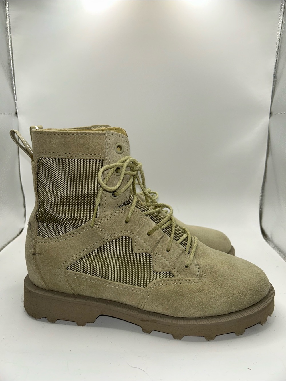 Sorel beige combat boots NWOB size 5.5 - Picture 1 of 7